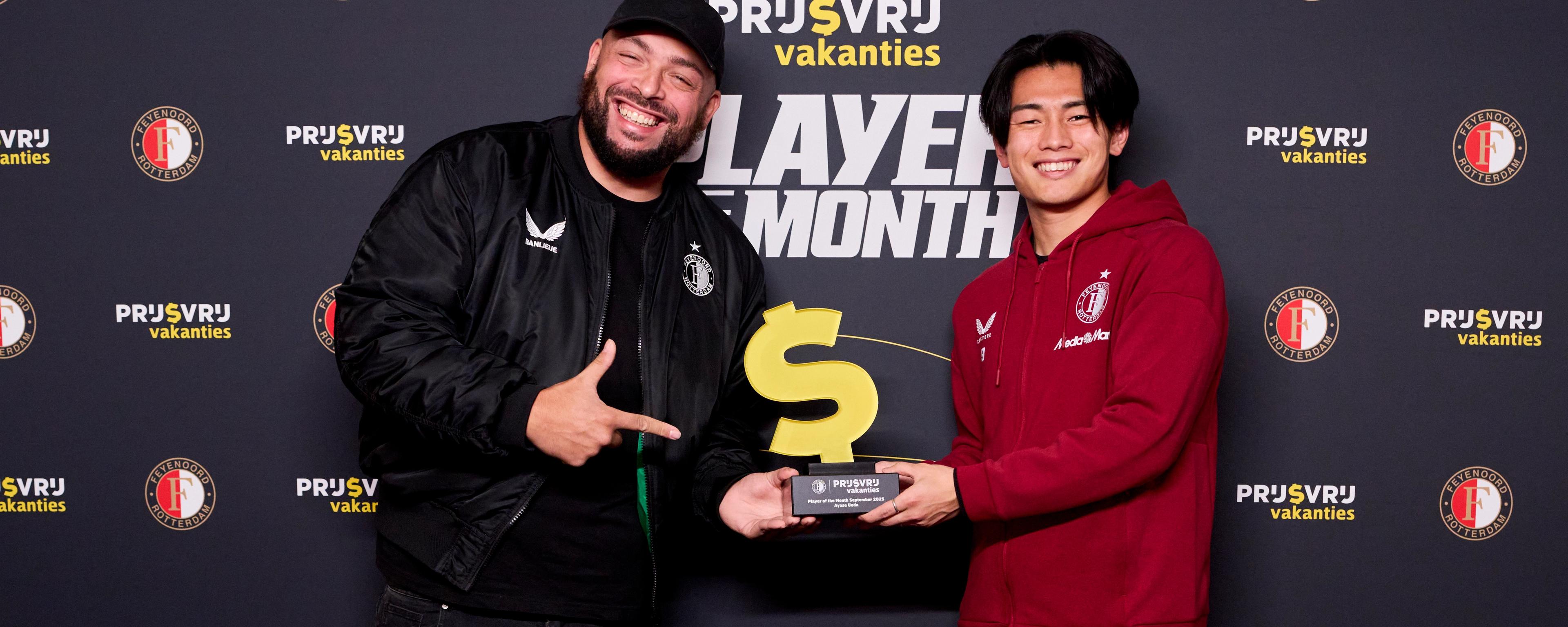 Ayase Ueda houdt de speler van de maand-trofee voor zich samen met Qucee