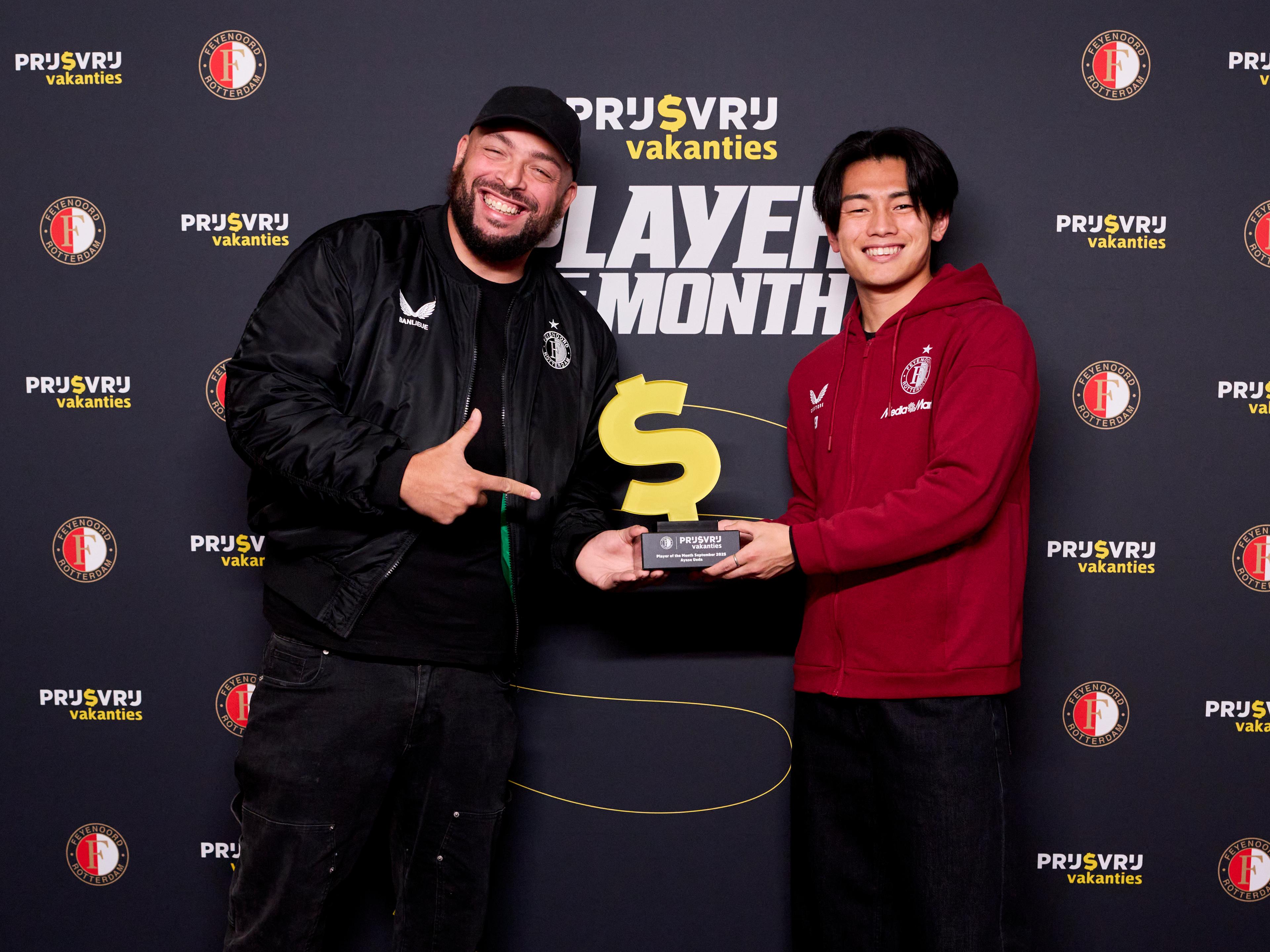 Ayase Ueda houdt de speler van de maand-trofee voor zich samen met Qucee