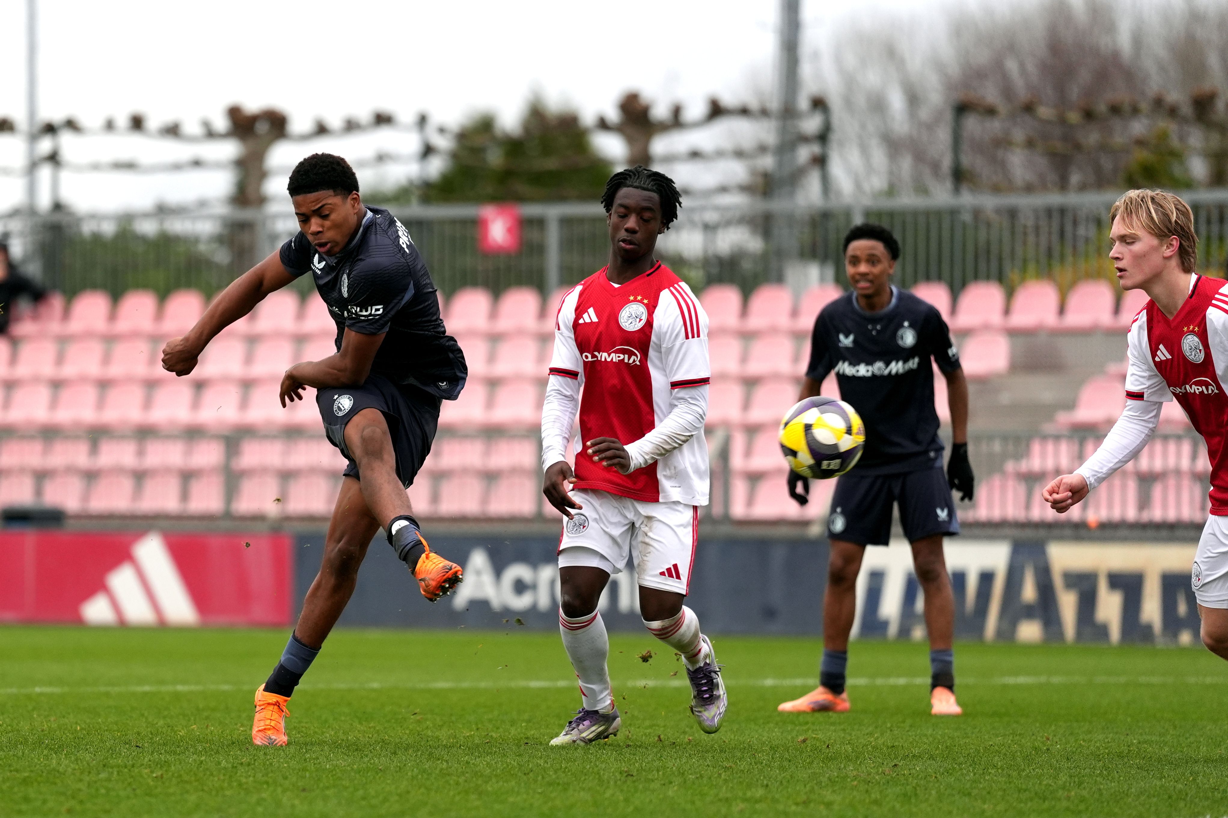 Feyenoord O19 speler lost schot op goal