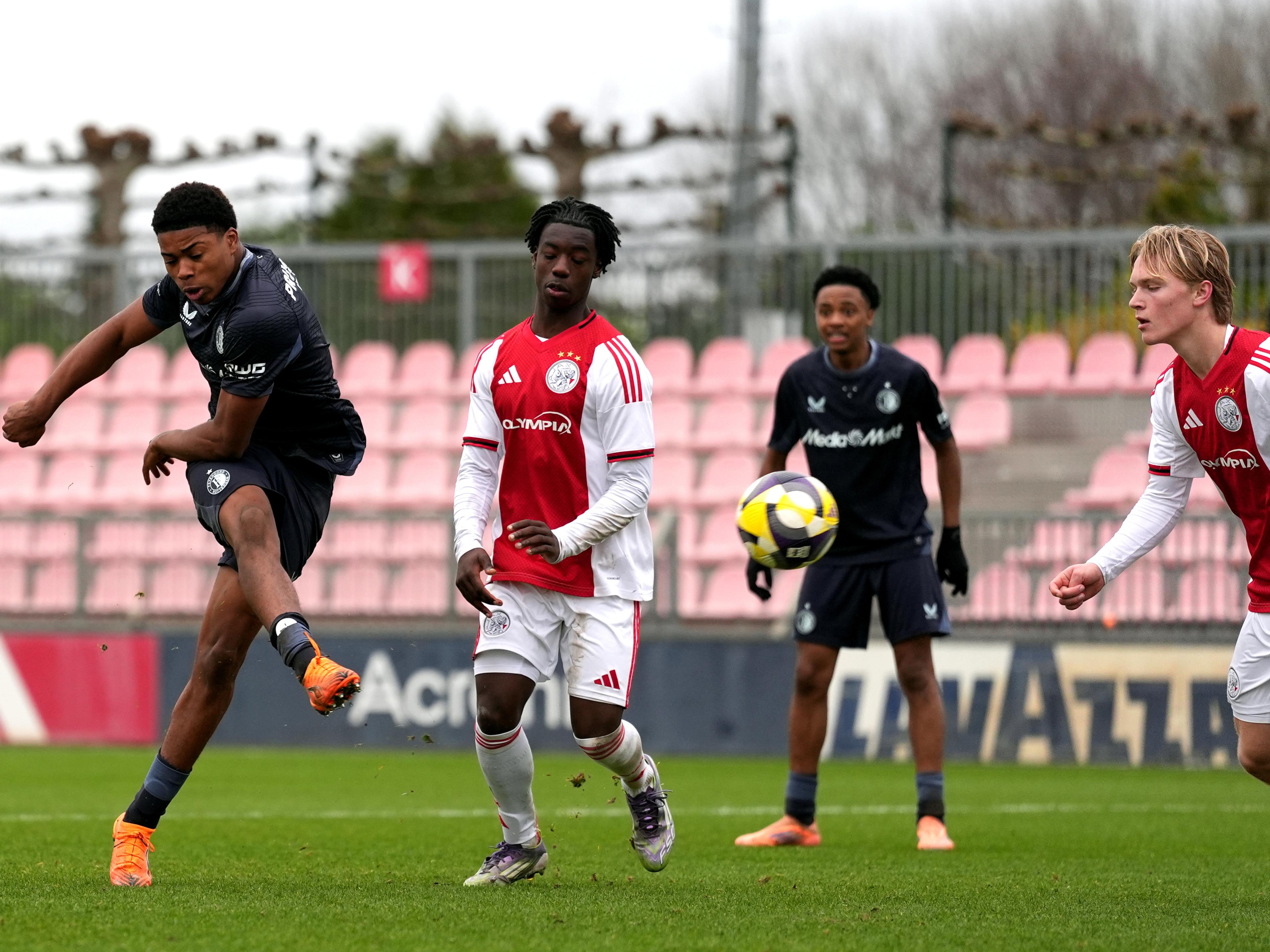 Feyenoord O19 speler lost schot op goal