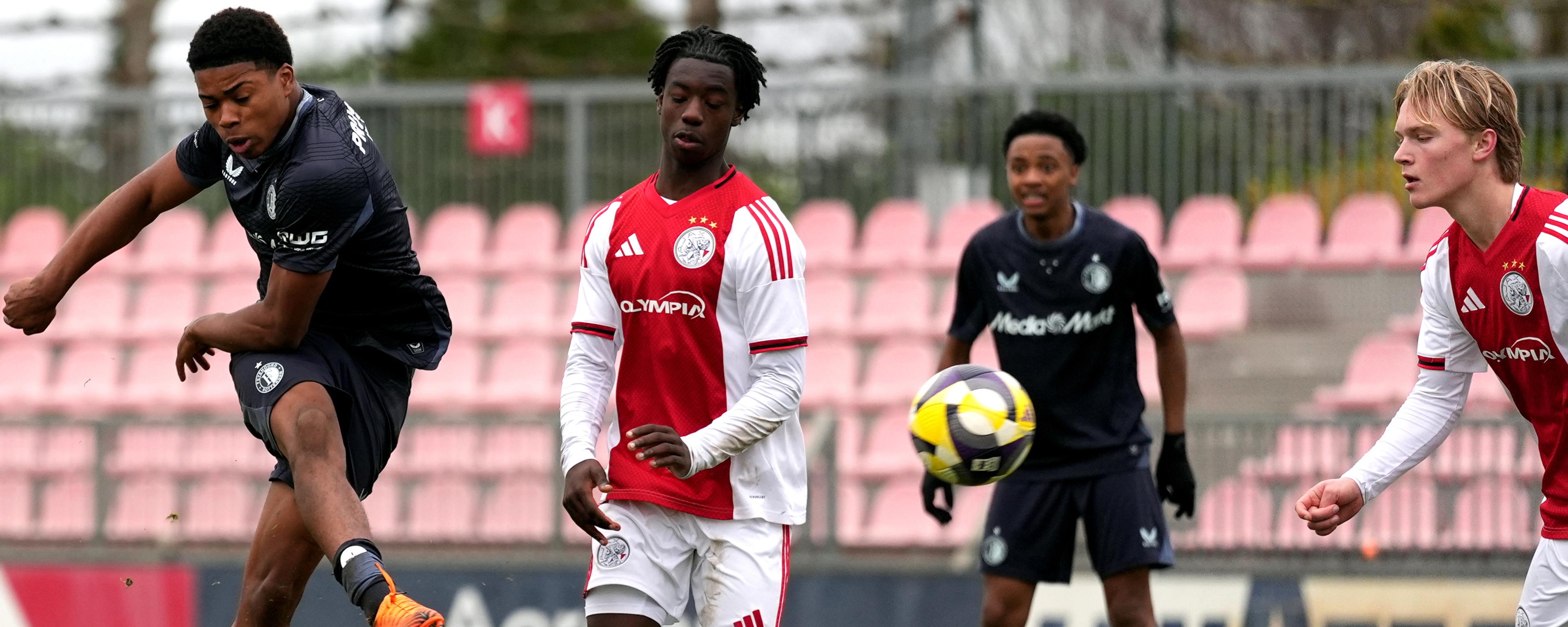 Feyenoord O19 speler lost schot op goal