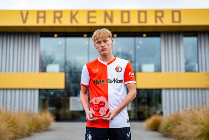 Boaz Plantinga van Feyenoord O17 houdt de LYB POTM trofee beet