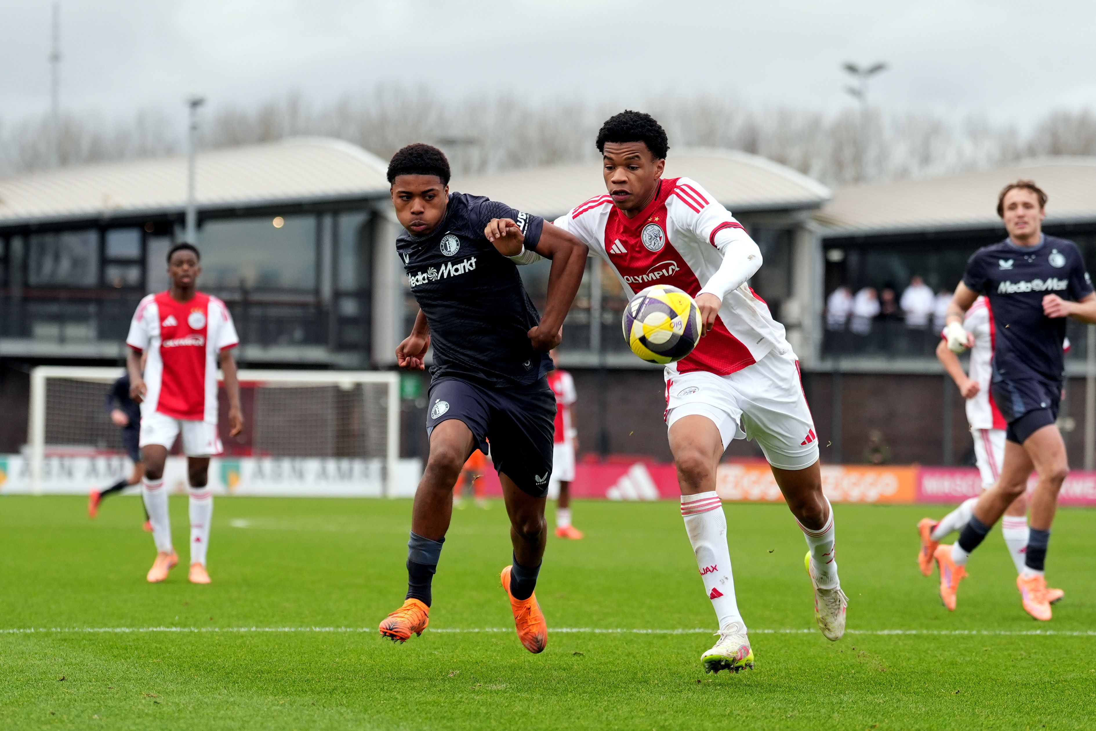 Feyenoord O19 tegen Ajax o19 duel om de bal