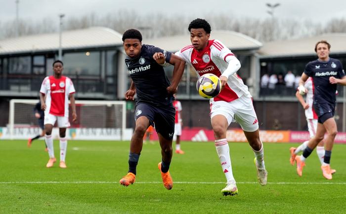Feyenoord O19 tegen Ajax o19 duel om de bal