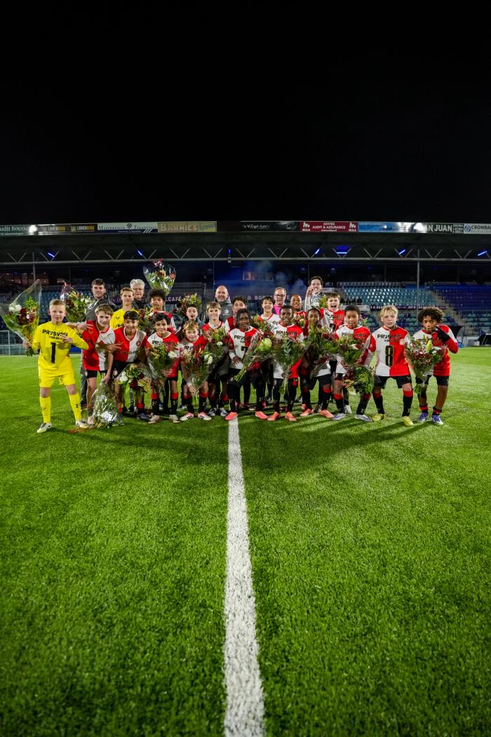 O13 kampioen teamfoto met bloemetje