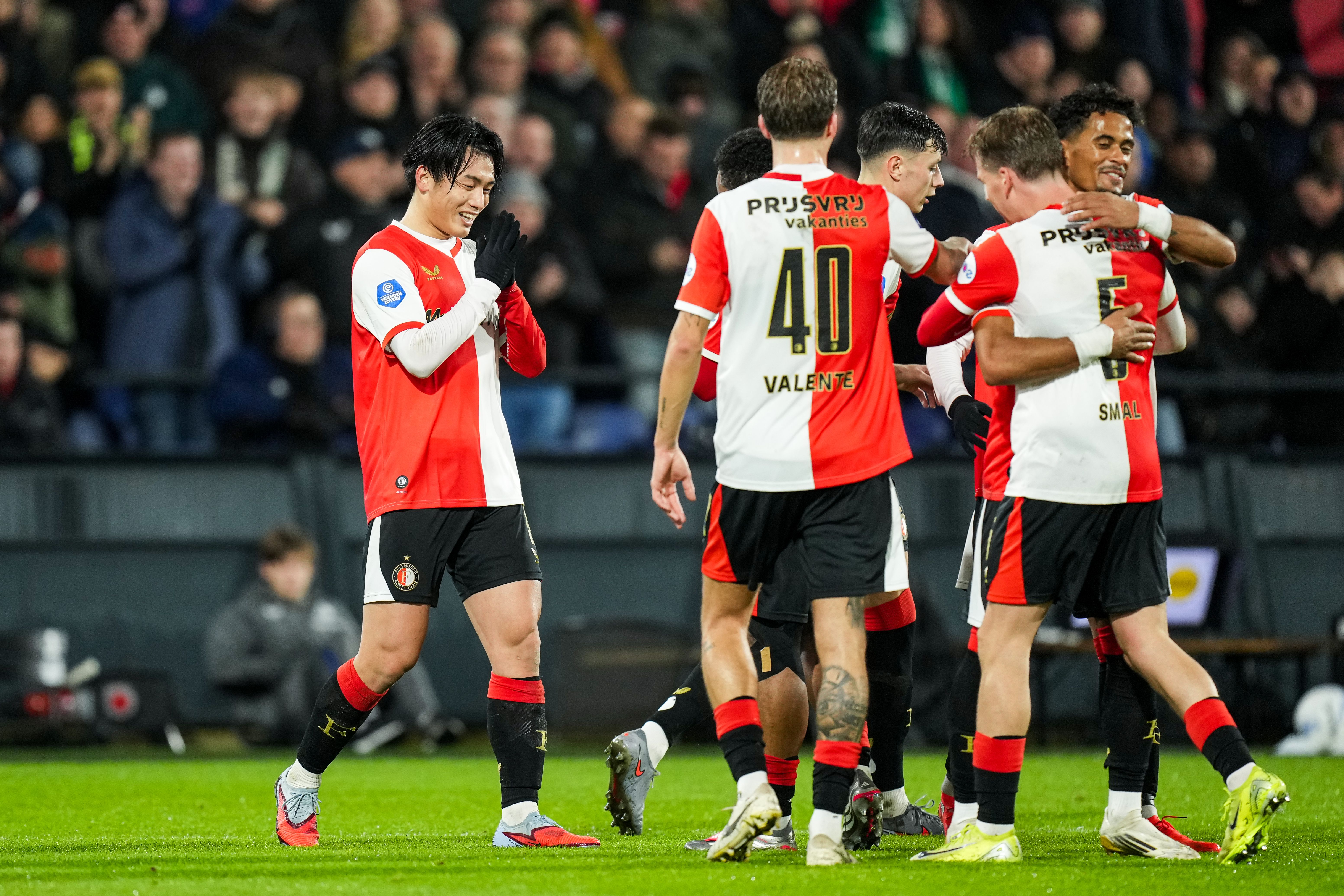 Ueda Juicht met team na goal 061225