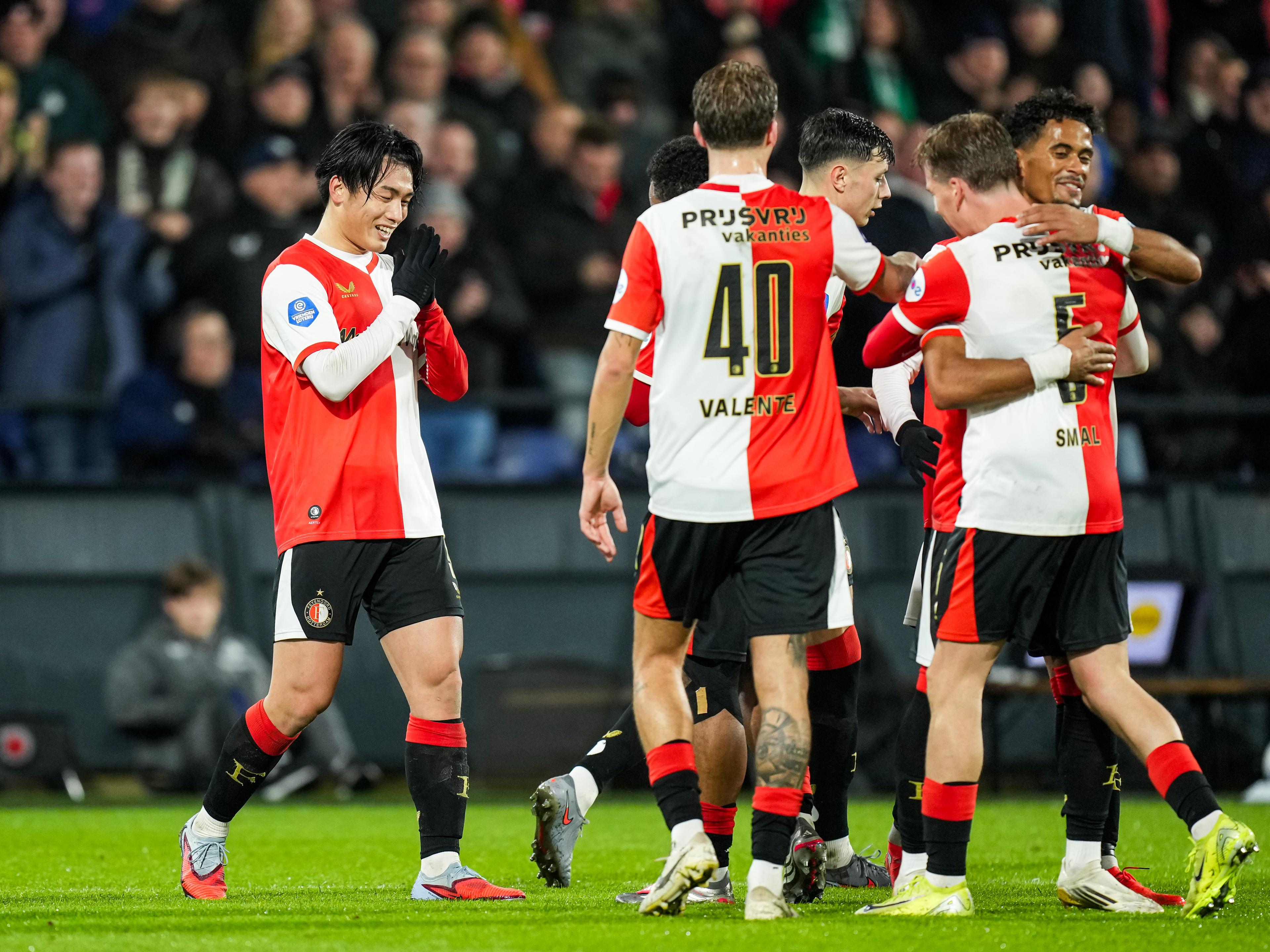 Ueda Juicht met team na goal 061225