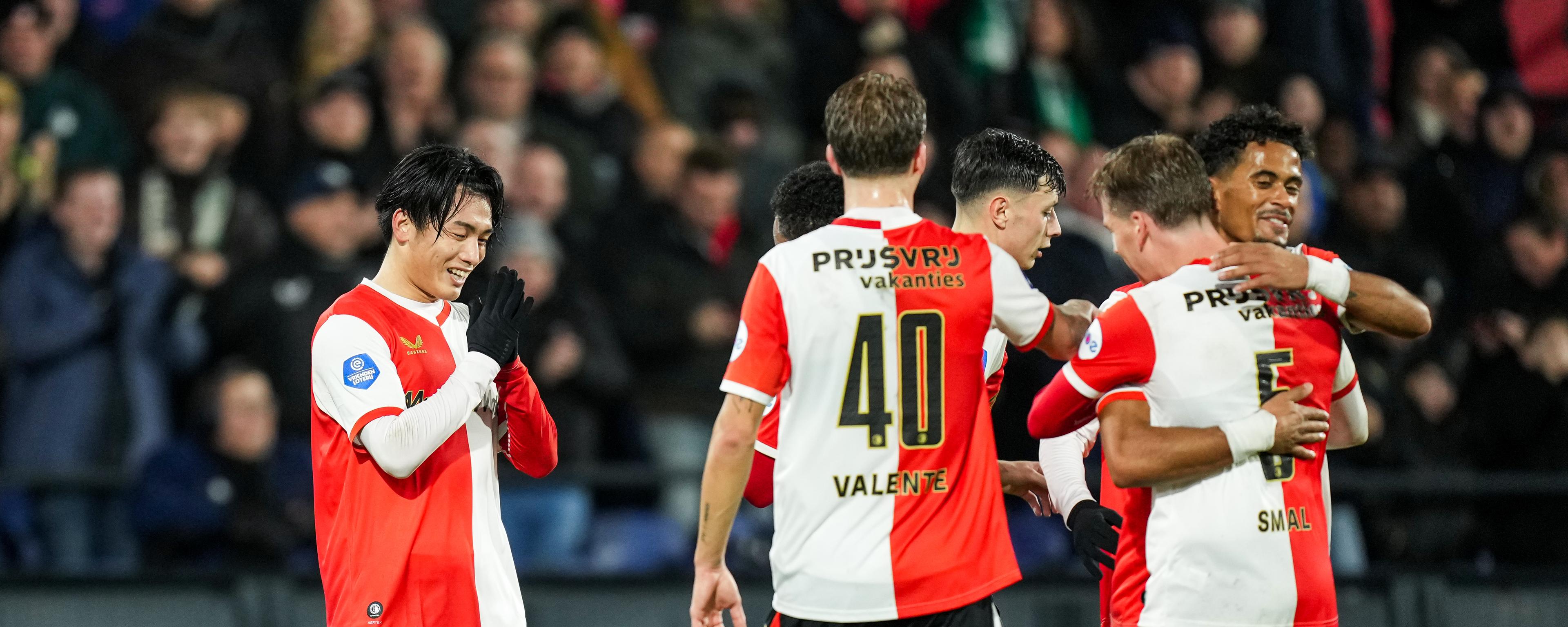 Ueda Juicht met team na goal 061225