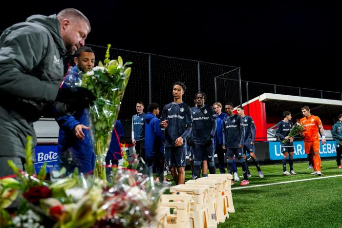 Uitdelen bloemen na kampioen O17 081225