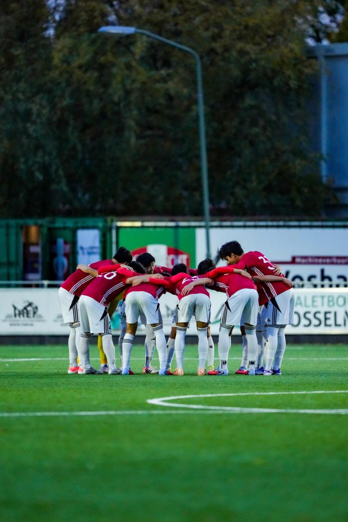 Boin Highschool O17 in een huddle voor de aftrap tegen FC Dordrecht O17