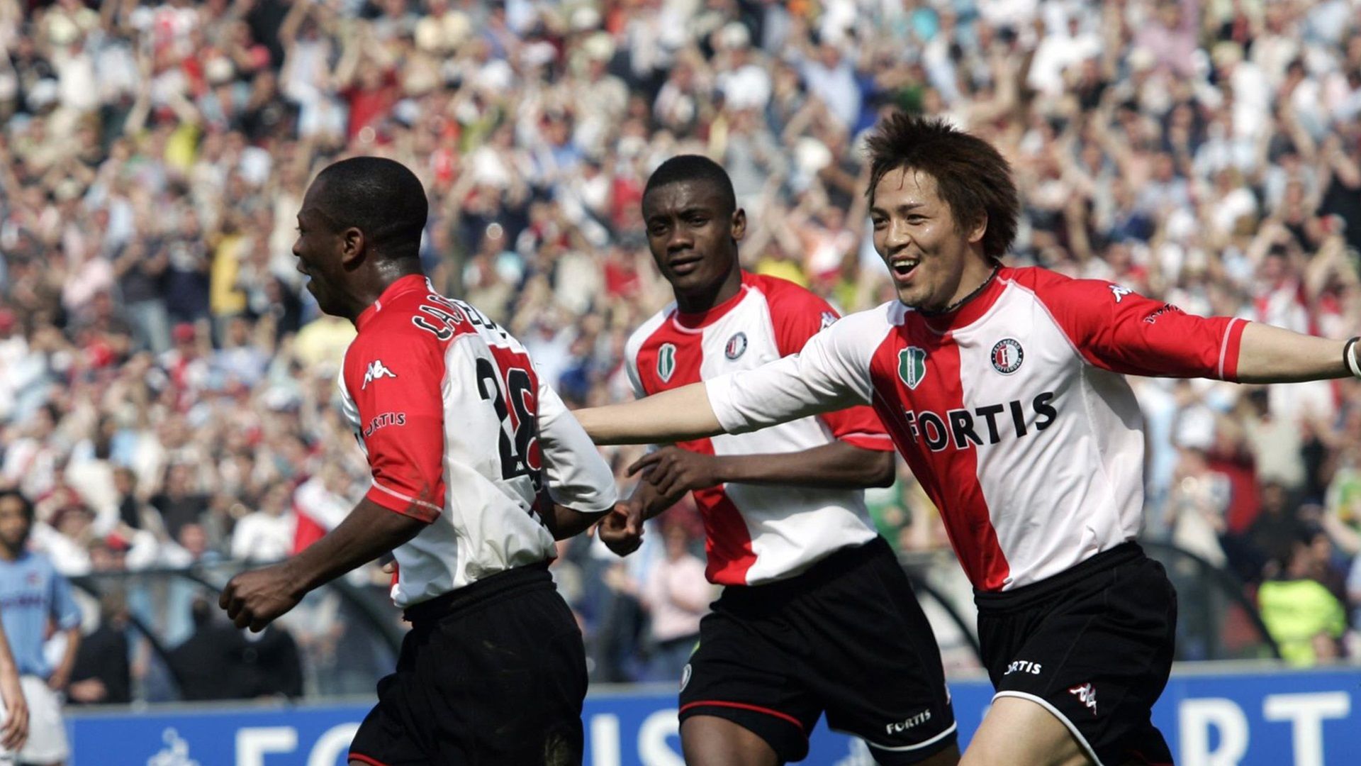 Shinji Ono rent over het veld met teammaten.