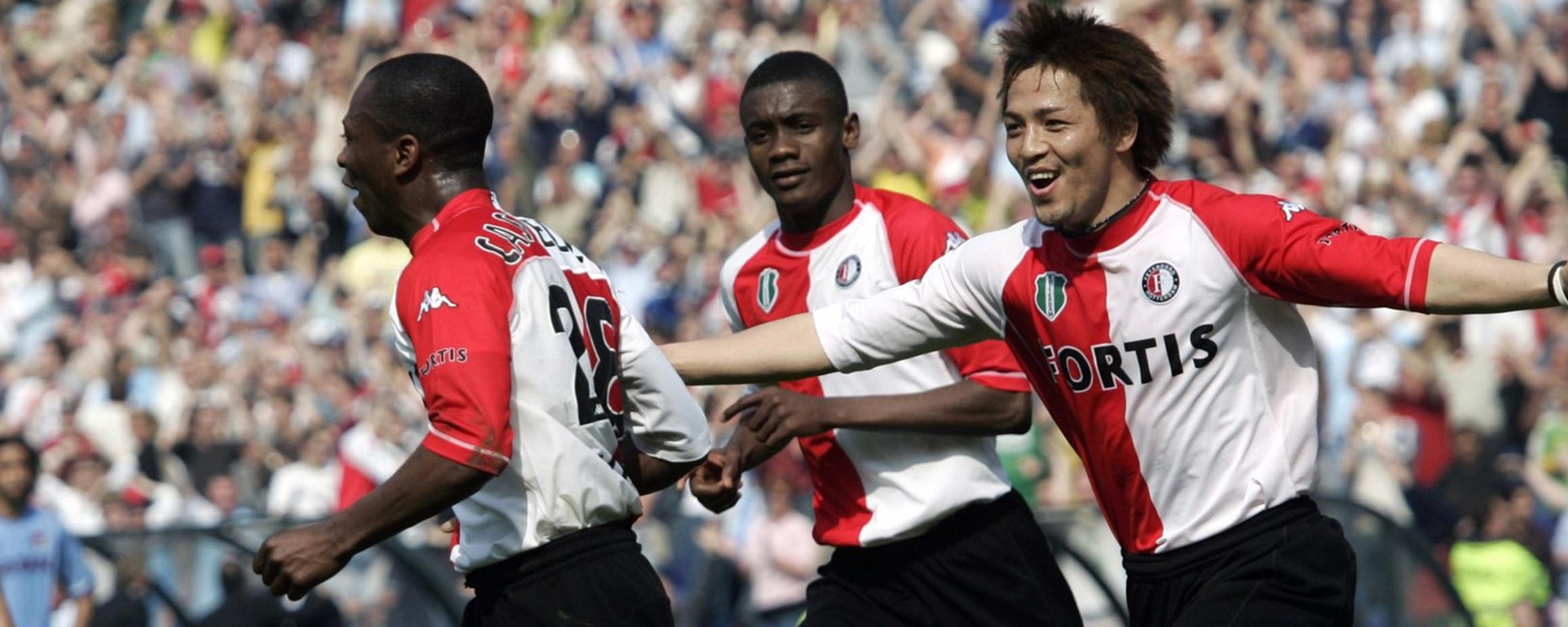 Shinji Ono rent over het veld met teammaten.