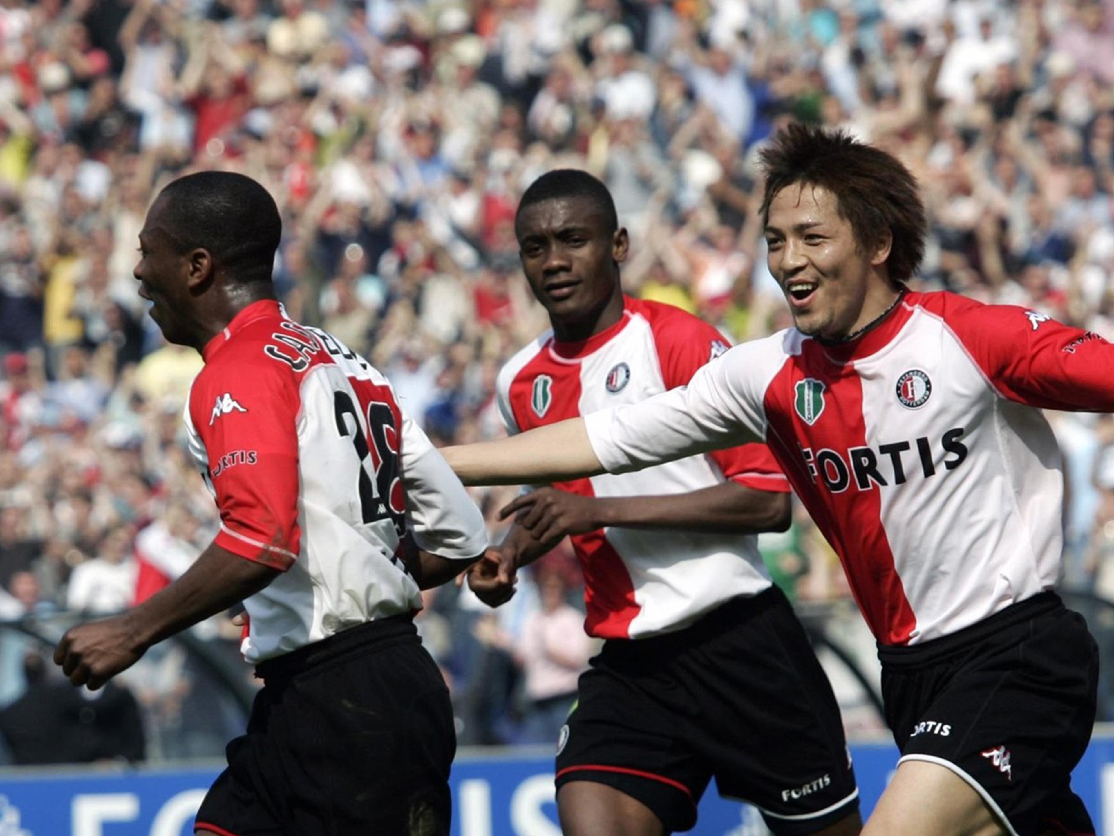 Shinji Ono rent over het veld met teammaten.