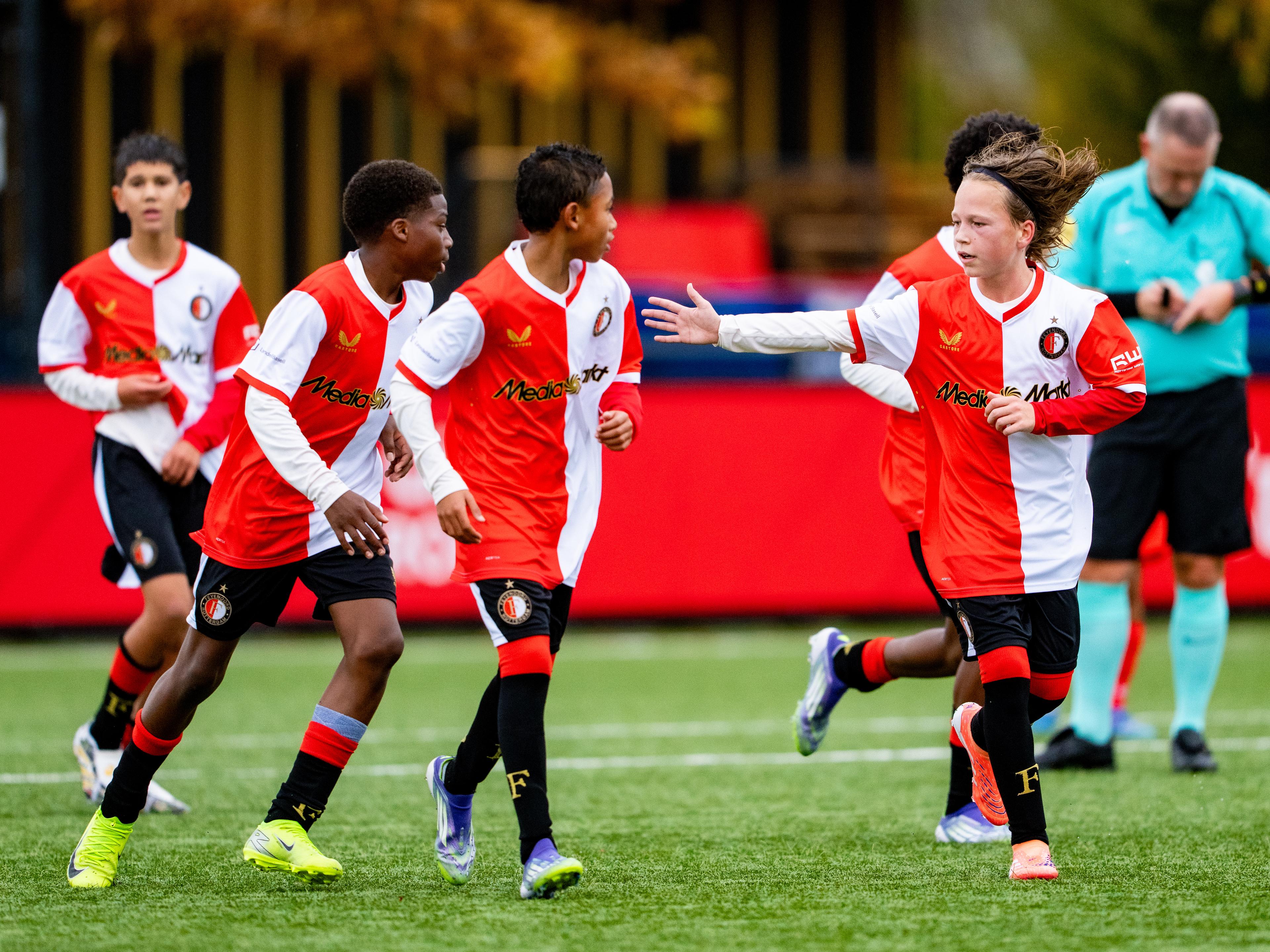 O14 juicht na goal 101125