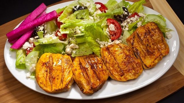 #10 Chicken Breast On Greek Salad (Low Carb)