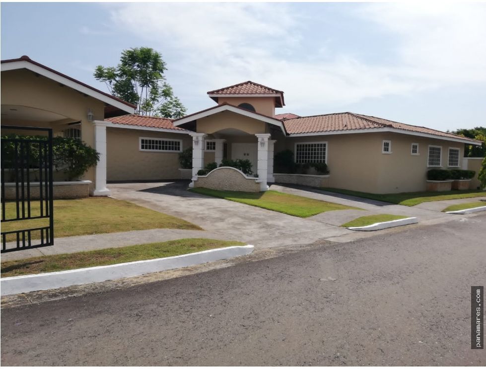 Hermosa Casa Ubicada En Los Portones, Chiriquí — Casa en Venta
