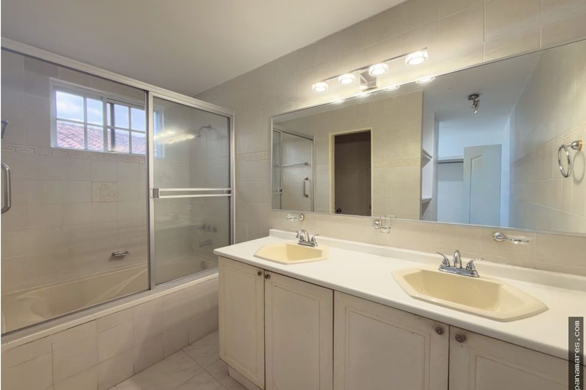 Amplia Casa En Albrook Gardens - Albrook — Casa en Venta