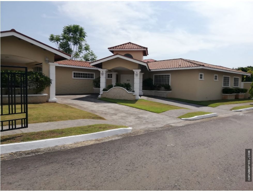 Hermosa Casa Ubicada En Los Portones, Chiriquí — Casa en Venta