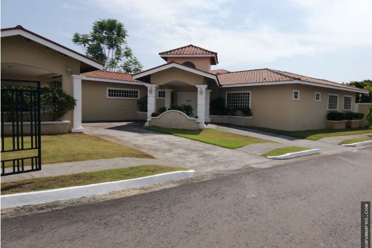Hermosa Casa Ubicada En Los Portones, Chiriquí — Casa en Venta