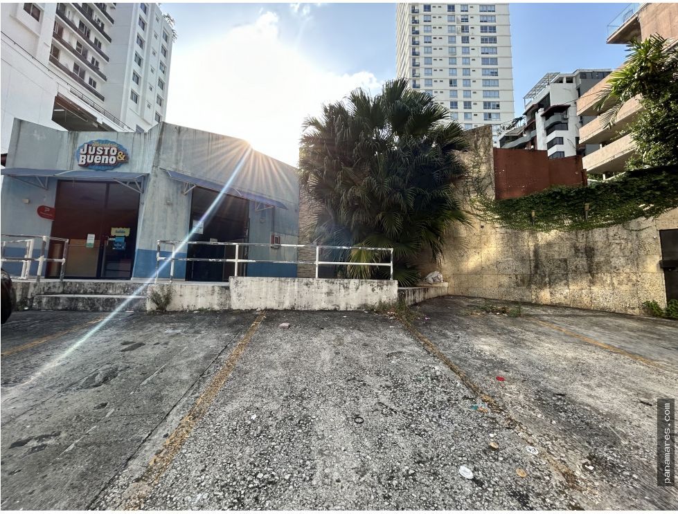 Oportunidad Única! Se Vende Terreno Con Mejoras Detras Del Sheraton — Lote Comercial en Venta