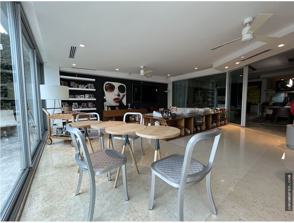 Hermoso Apartamento Amoblado - Terraza Privada Con Piscina — Apartamento en Venta