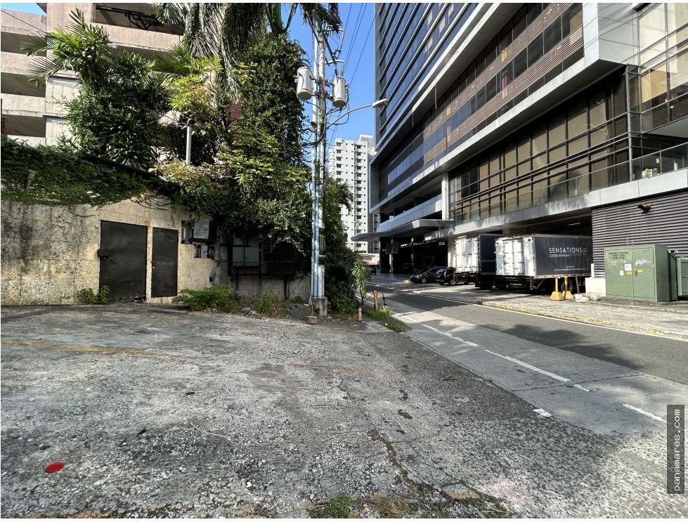 Oportunidad Única! Se Vende Terreno Con Mejoras Detras Del Sheraton — Lote Comercial en Venta