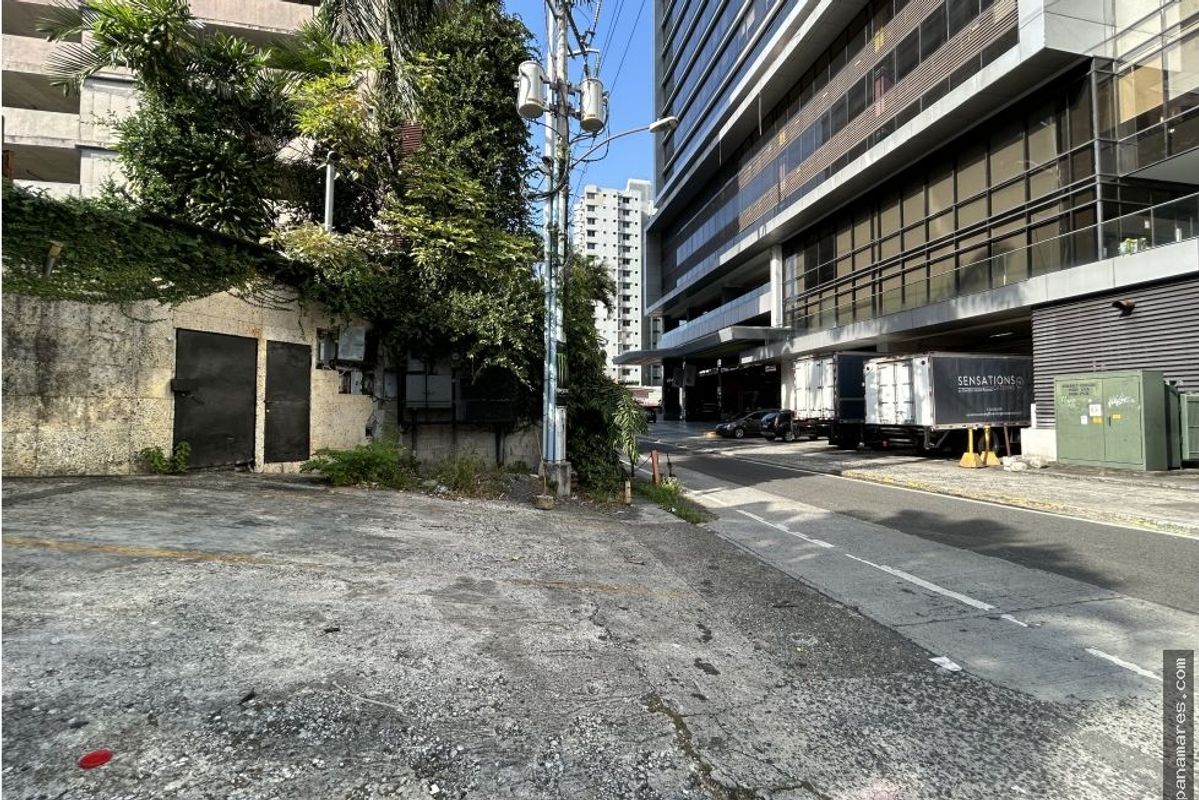 Oportunidad Única! Se Vende Terreno Con Mejoras Detras Del Sheraton — Lote Comercial en Venta