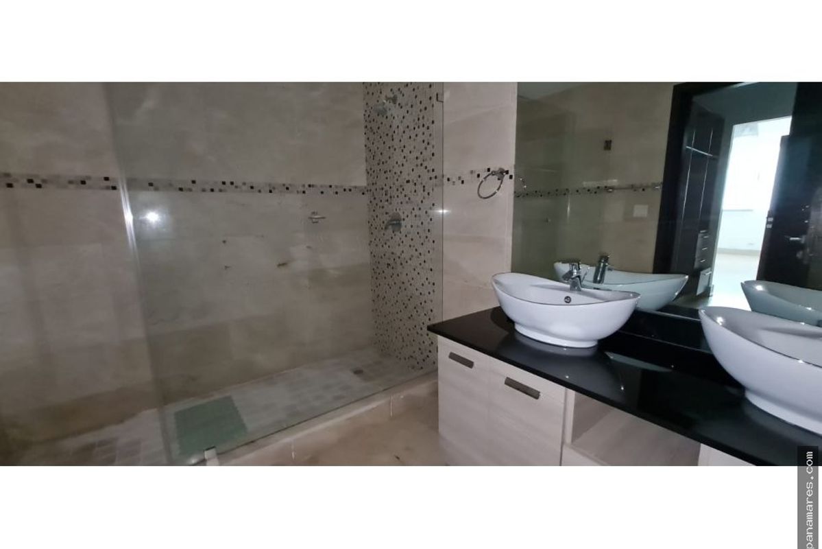 Duplex Tipo Loft Frente Al Mar En Grand Tower - Punta Pacifica — Apartamento en Venta