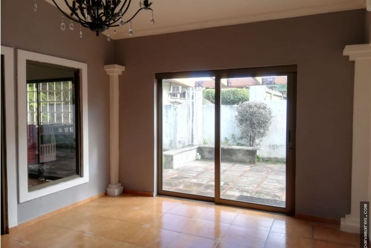 Hermosa Casa Ubicada En Los Portones, Chiriquí — Casa en Venta