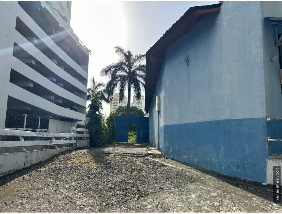 Oportunidad Única! Se Vende Terreno Con Mejoras Detras Del Sheraton — Lote Comercial en Venta