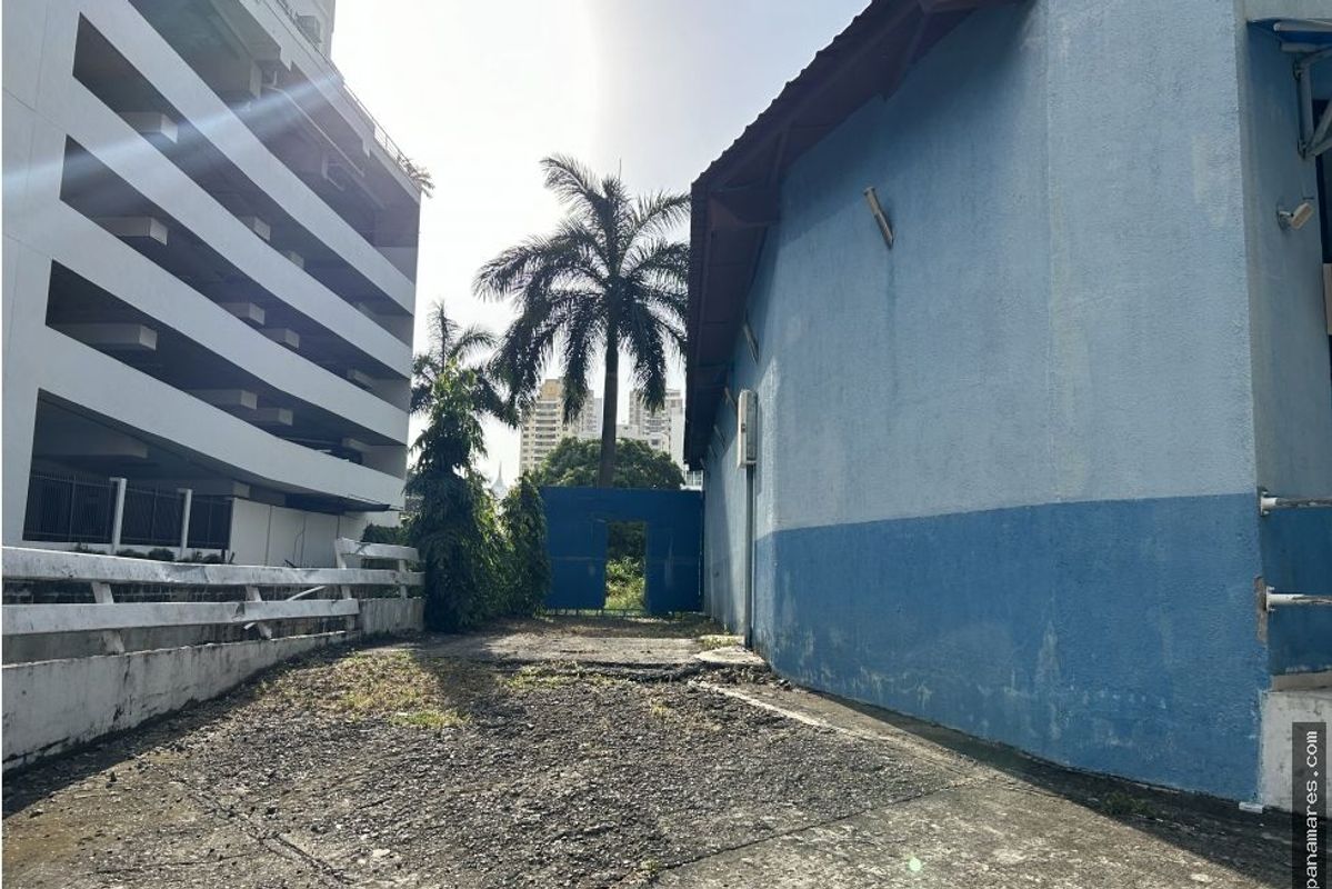 Oportunidad Única! Se Vende Terreno Con Mejoras Detras Del Sheraton — Lote Comercial en Venta