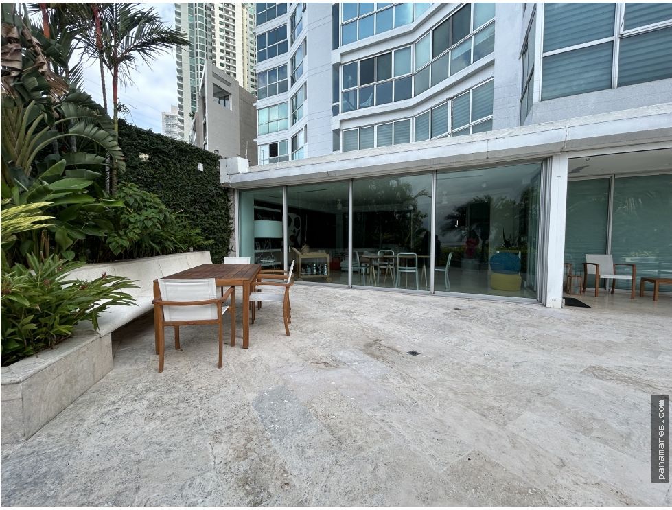 Hermoso Apartamento Amoblado - Terraza Privada Con Piscina — Apartamento en Venta