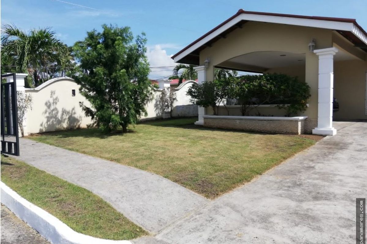 Hermosa Casa Ubicada En Los Portones, Chiriquí — Casa en Venta