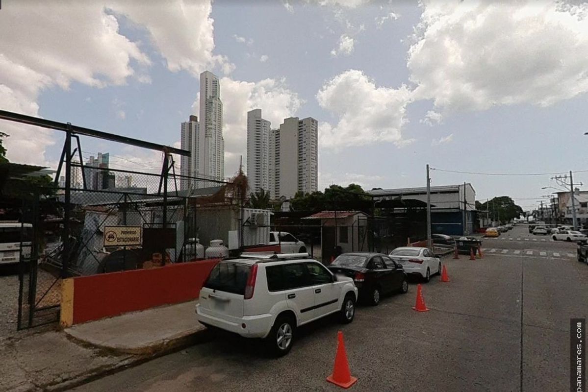 Excelente Propiedad En Venta, En Bella Vista — Apartaestudio en Venta