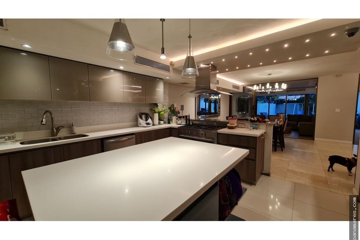 Paitilla Frente Al Parque Con Vista Al Mar — Casa en Venta