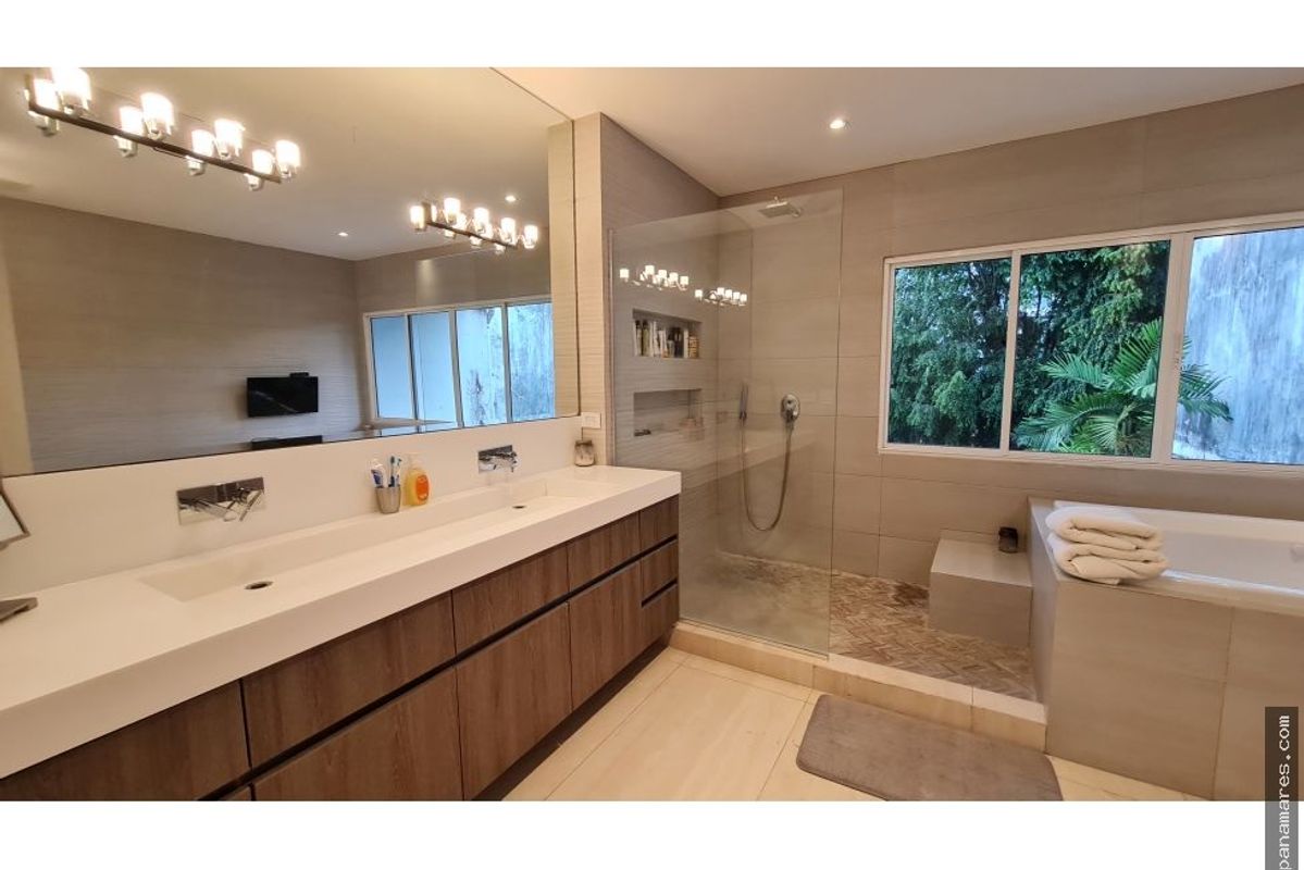 Paitilla Frente Al Parque Con Vista Al Mar — Casa en Venta