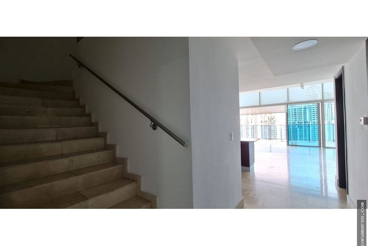 Duplex Tipo Loft Frente Al Mar En Grand Tower - Punta Pacifica — Apartamento en Venta