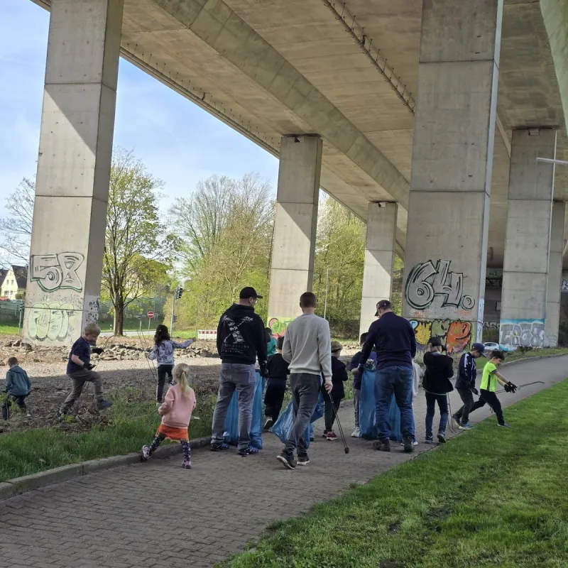 Auch um die Sportanlage herum wurde Müll aufgesammelt