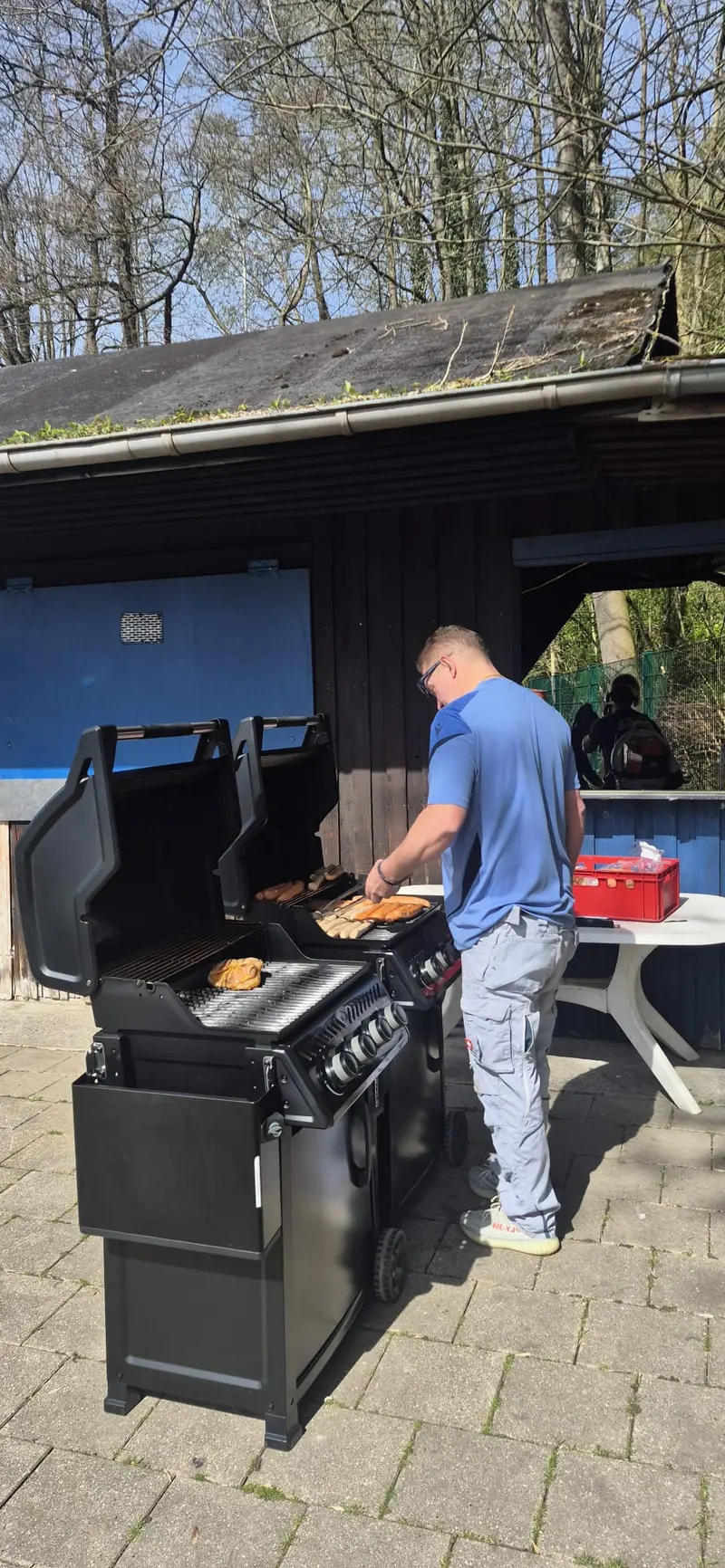 Jens Schaulandt - 1.Vorsitzender-  versorgt die Helfer mit leckerem vom Grill.