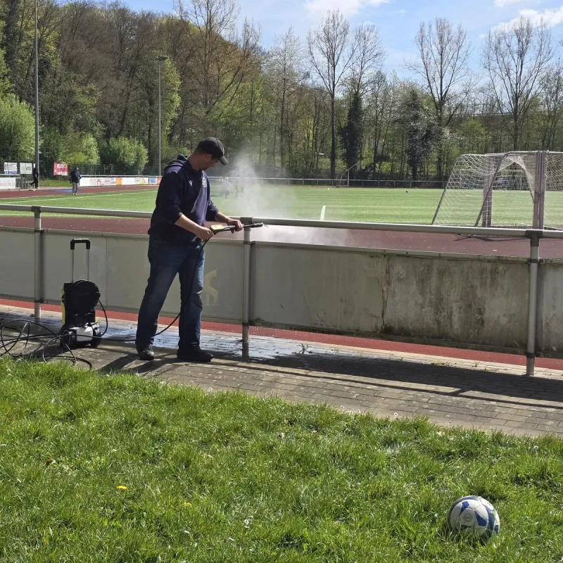 Banden, Geländer und auch die Tribünen wurden von Schmutz befreit.