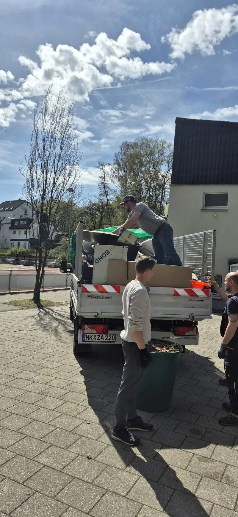 Altlasten und Müllsäcke wurden von der ZFA Iserlohn mitgenommen und entsorgt