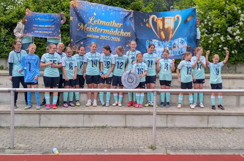Trainerinnen, Spielerinnen und Eltern feierten den tollen Abschluss! 