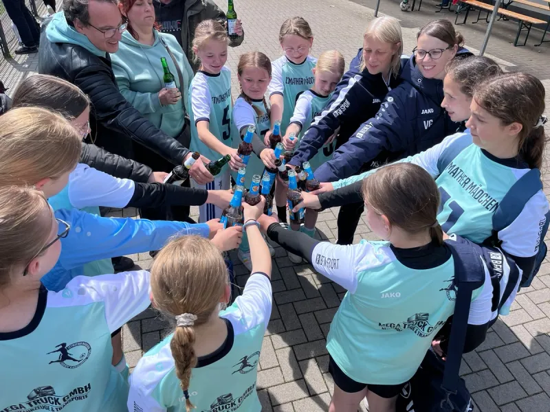 Die Mädels ließen es sich nicht nehmen, nach dem Spiel, anzustoßen!