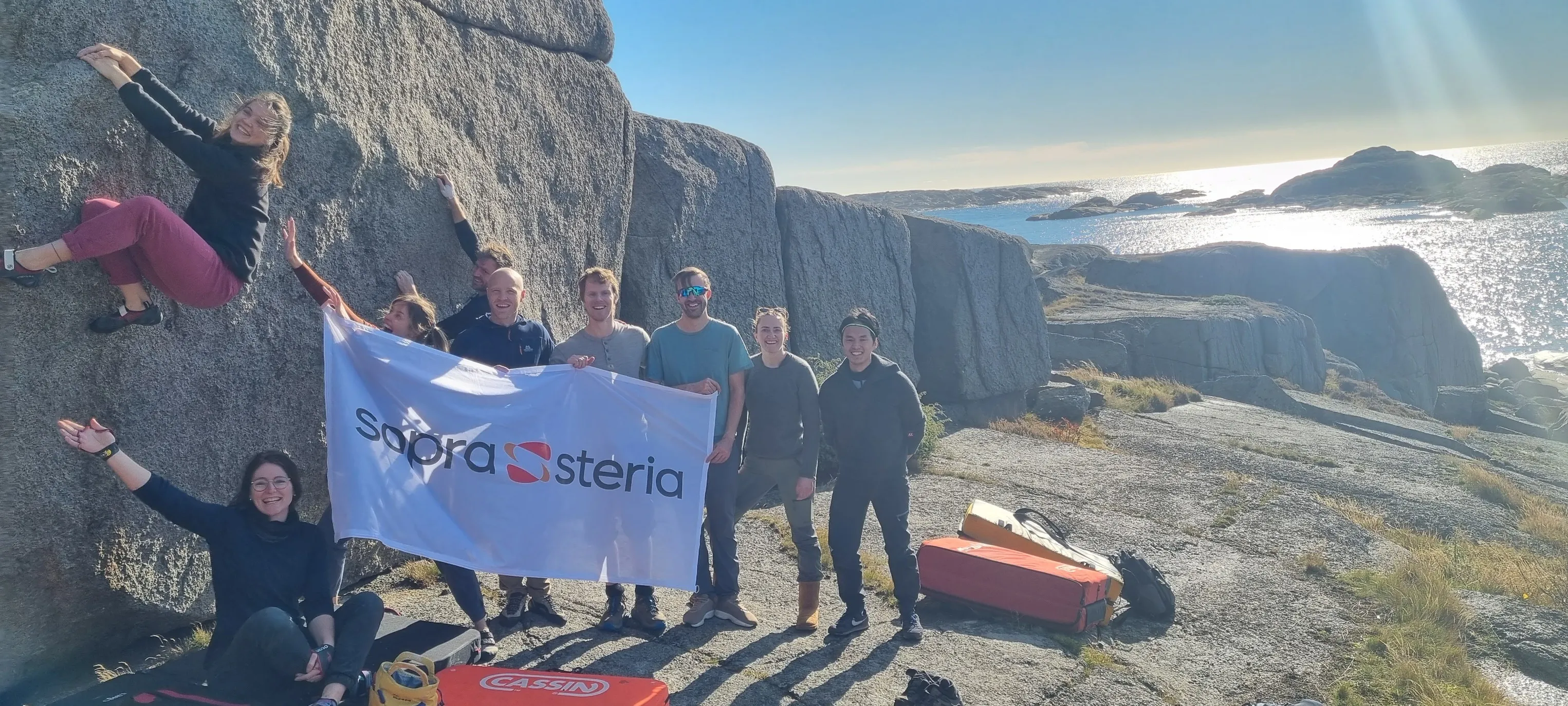 Klatregruppa vår drar på både toppturer og buldring i nærmiljøet rett som det er.