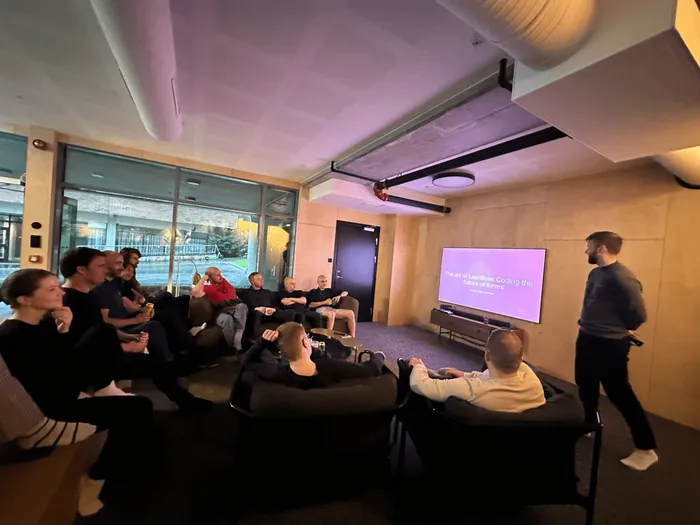 Du blir del av et sterkt fagmiljø. Flere ganger i året er det fagsamlinger og ofte en konferanse utenlands. I fjor dro utviklingsavdelingen til Amsterdam, i år Berlin.