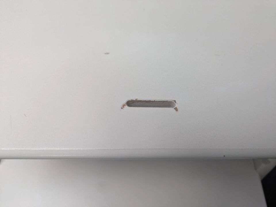 Paint damage near the cutout of the white Stokke Tripp Trapp seat caused by the Baby Set