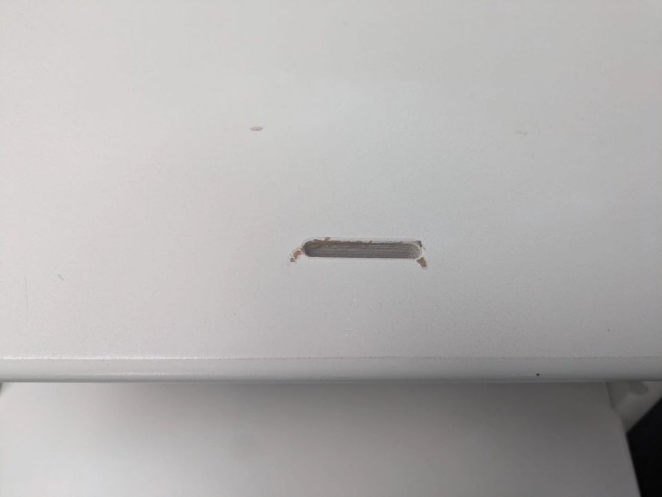Paint damage near the cutout of the white Stokke Tripp Trapp seat caused by the Baby Set