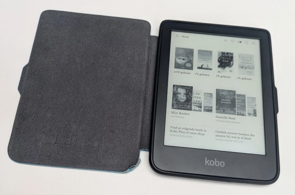 Kobo Clara HD (2018) in magnetic case — scratch-free screen after seven years