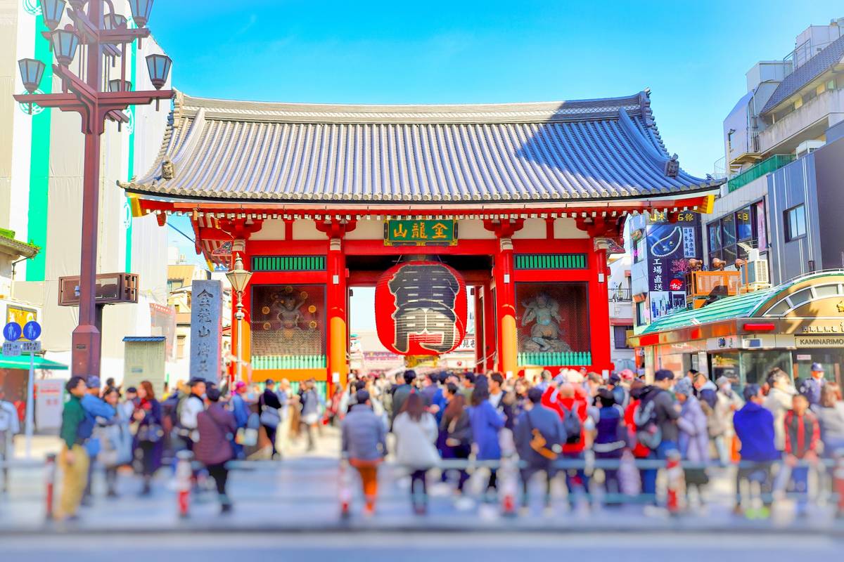 Kaminarimon Gate of Senso-ji Temple with a dense crowd.