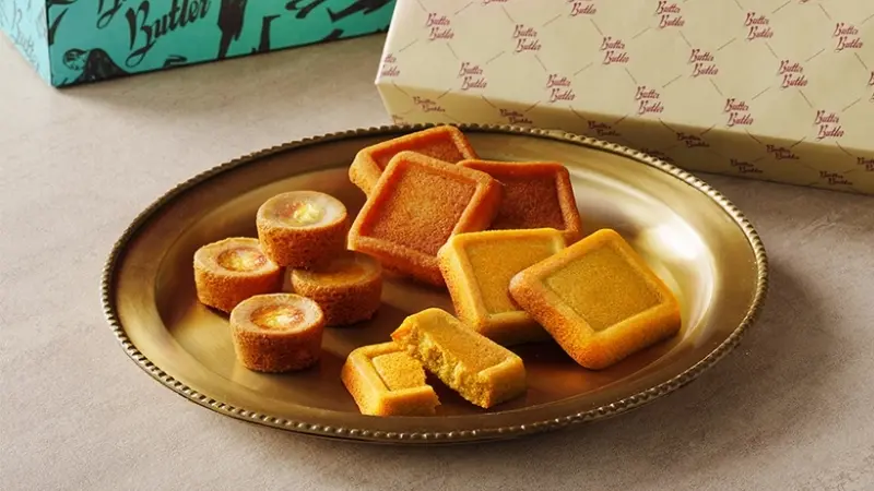 多種多様なバタークッキーが載ったプレート